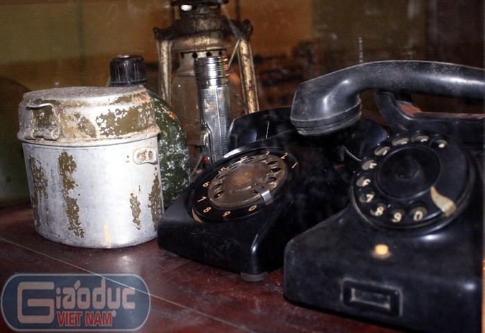 Cặp lồng, bi đông và điện thoại dùng trong nhà D67 huyền thoại